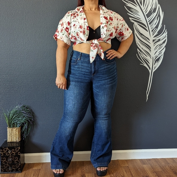 Jon & Anna Crop Top - Picture 4 of 7